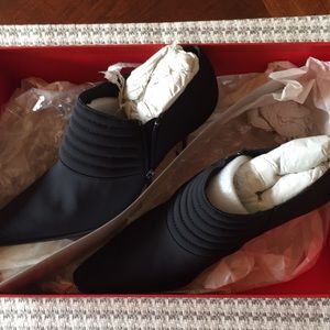 Donald Pliner Black Crepe Elastic size 8M